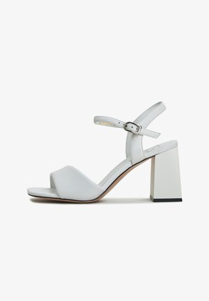 Sandal con tacco bianco con tomaia in pelle liscia, punta aperta, cinturino alla caviglia con fibbia e tacco quadrato e spesso.
