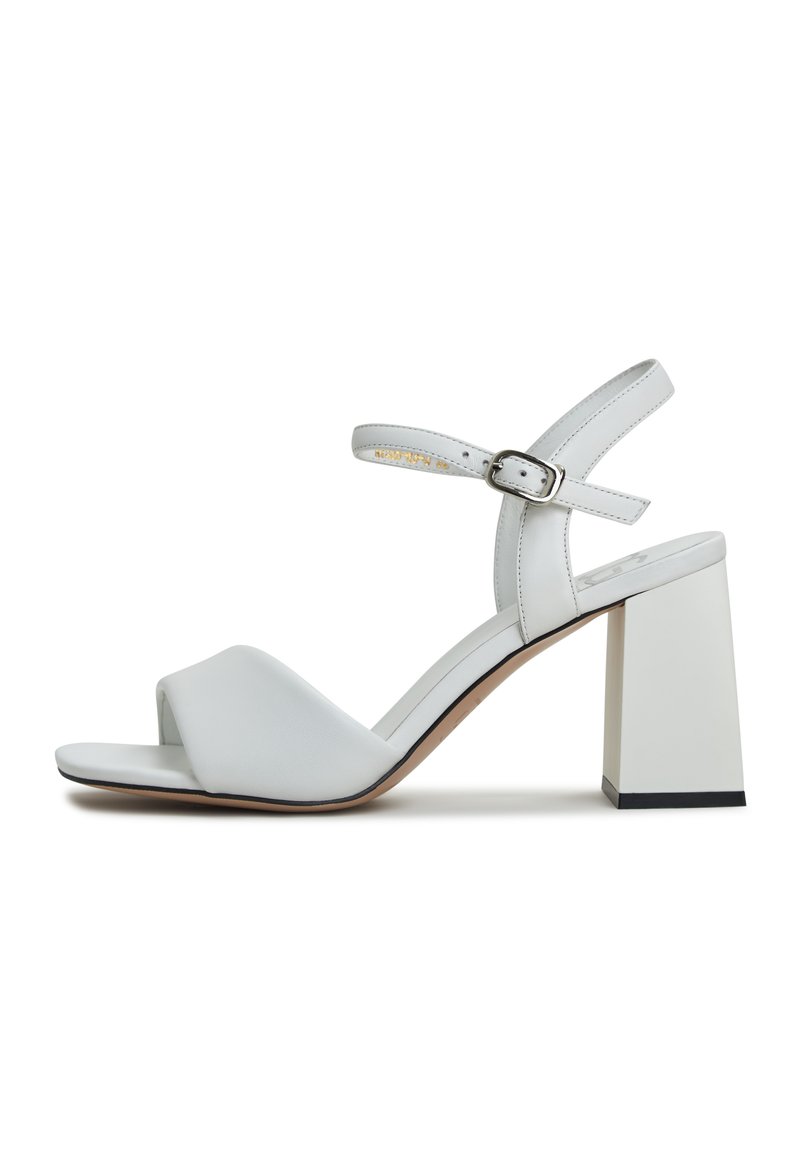 Sandal con tacco bianco con tomaia in pelle liscia, punta aperta, cinturino alla caviglia con fibbia e tacco quadrato e spesso.