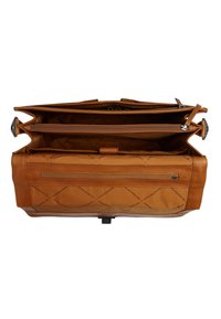 Tan leren handtas met een gequilt patroon. Beschikt over twee hoofdcompartimenten met een ritsvak en verschillende organisatievakken.