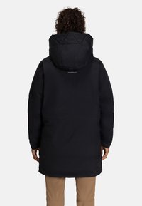 Zwarte geïsoleerde parka met capuchon, voorzien van een doorgestikt ontwerp en een logo op de achterkant. Lange mouwen en een middellange snit.