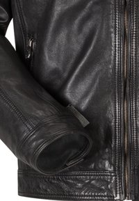 Schwarze Lederjacke mit glatter Oberfläche. Verfügt über einen Reißverschluss vorne, strukturierte Nähte und ein geripptes Bündchen. Minimalistisches Design ohne sichtbare Logos.