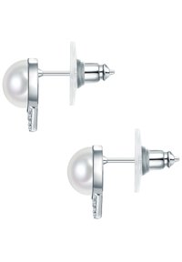 Silver örhängen med stift som har en rund vit pärla och en liten rad av klara kristaller längs ena sidan, med en metallstift och genomskinligt stöd.