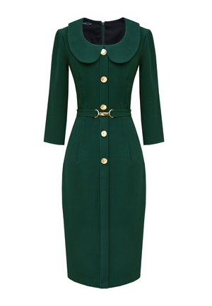 Zielona dopasowana sukienka z rękawami 3/4, dużym kołnierzem, zapięciem na guziki z przodu i dopasowanym paskiem. Złote guziki kontrastują z designem.