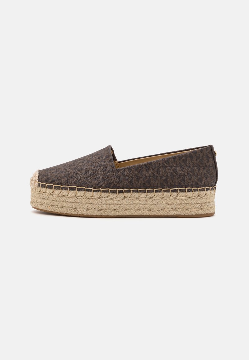 Espadrille sko med en brun mønstret kanvasoverdel, elastiske sider og en naturlig jute reb sål for ekstra tekstur og holdbarhed.