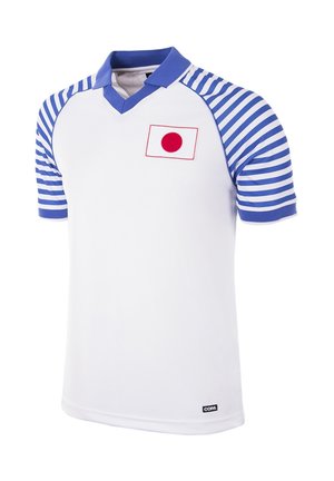 Witte polo met blauwe gestreepte mouwen en kraag. Bevat een Japanse vlag-embleem aan de voorkant. Gemaakt van lichtgewicht stof.