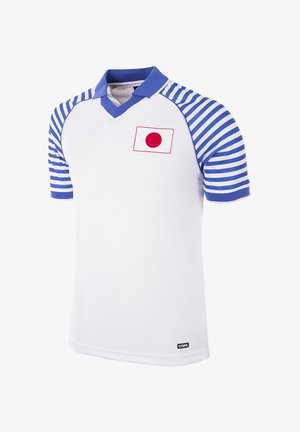Witte polo met blauwe gestreepte mouwen en kraag. Bevat een Japanse vlag-embleem aan de voorkant. Gemaakt van lichtgewicht stof.
