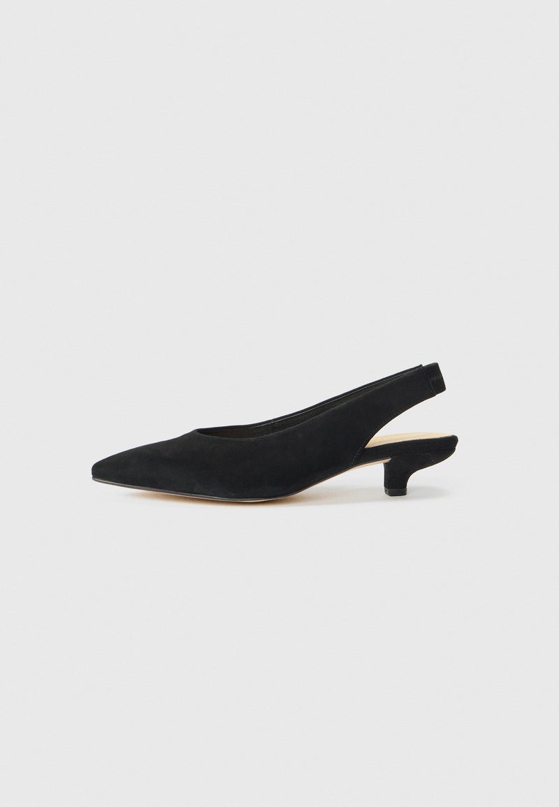 Schwarze Slingback-Pumps aus Wildleder mit spitz zulaufender Zehenpartie und niedrigem Blockabsatz. Sie zeichnen sich durch eine glatte Textur und minimalistisches Design aus.