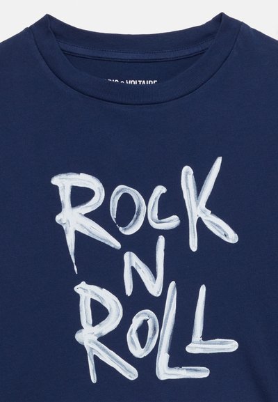 Μπλε ναυτικό t-shirt με στρογγυλή λαιμόκοψη και μεγάλο λευκό κείμενο σε στυλ πινελιάς «ROCK N ROLL» στο μπροστινό μέρος.