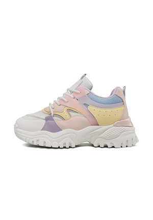 Zapatillas deportivas coloridas con una combinación de materiales sintéticos en rosa, amarillo y púrpura, con suela de goma blanca y detalles texturizados.