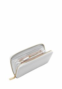 Cartera de piel blanca con una cremallera dorada, que cuenta con múltiples compartimentos para tarjetas y un compartimento con cremallera, mostrando un acabado texturizado.