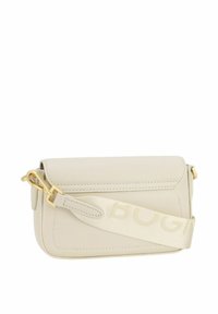 Borsa a tracolla in pelle beige chiaro con una texture liscia, forma rettangolare, hardware dorato e una tracolla beige con la scritta "BOGI."