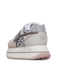 Chunky Sneaker mit einem weißen Mesh-Obermaterial, grauen und rosa Wildlederelementen sowie einem Abschnitt mit schwarz-weißer Tierdruck; dicker, strukturierter Außensohle.