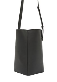 Sort lædertaske med en struktureret form, der har en tekstureret overflade og en enkelt justerbar rem. Enkel, moderne design uden yderligere detaljer.