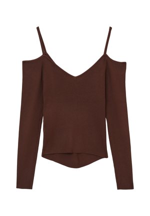 Haut en tricot côtelé marron avec épaules dénudées, décolleté en V et manches longues. L'ourlet est plus court à l'avant, créant un léger effet asymétrique.