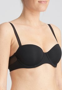 Czarny biustonosz z fiszbinami, gładkiego materiału i cienkimi ramiączkami. Posiada formowane miseczki oraz kontrastowe boczne panele z siateczki dla dodatkowego efektu.