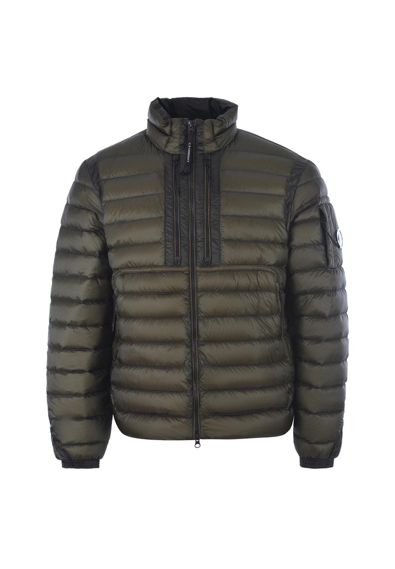 Giacca puffer verde oliva con colletto alto, design a righe orizzontali, chiusura frontale con zip e due tasche sul petto con zip.