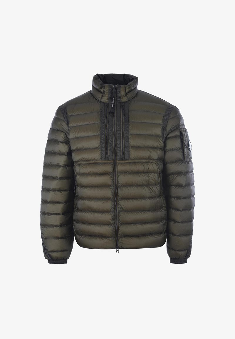 Giacca puffer verde oliva con colletto alto, design a righe orizzontali, chiusura frontale con zip e due tasche sul petto con zip.