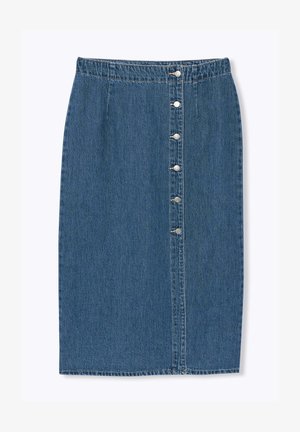 Jupe midi en denim bleu avec taille haute et fermeture à boutons argentés alignés verticalement sur le devant.
