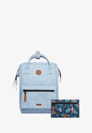 Hellblauer Rucksack mit strukturierter Oberfläche, Tragegriff an der Oberseite, vorderer Reißverschluss-Tasche und einem abnehmbaren marineblauen Täschchen mit bunten tropischen Mustern.