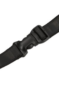 Sangle noire ajustable avec boucle latérale en plastique et bords cousus sur fond blanc.
