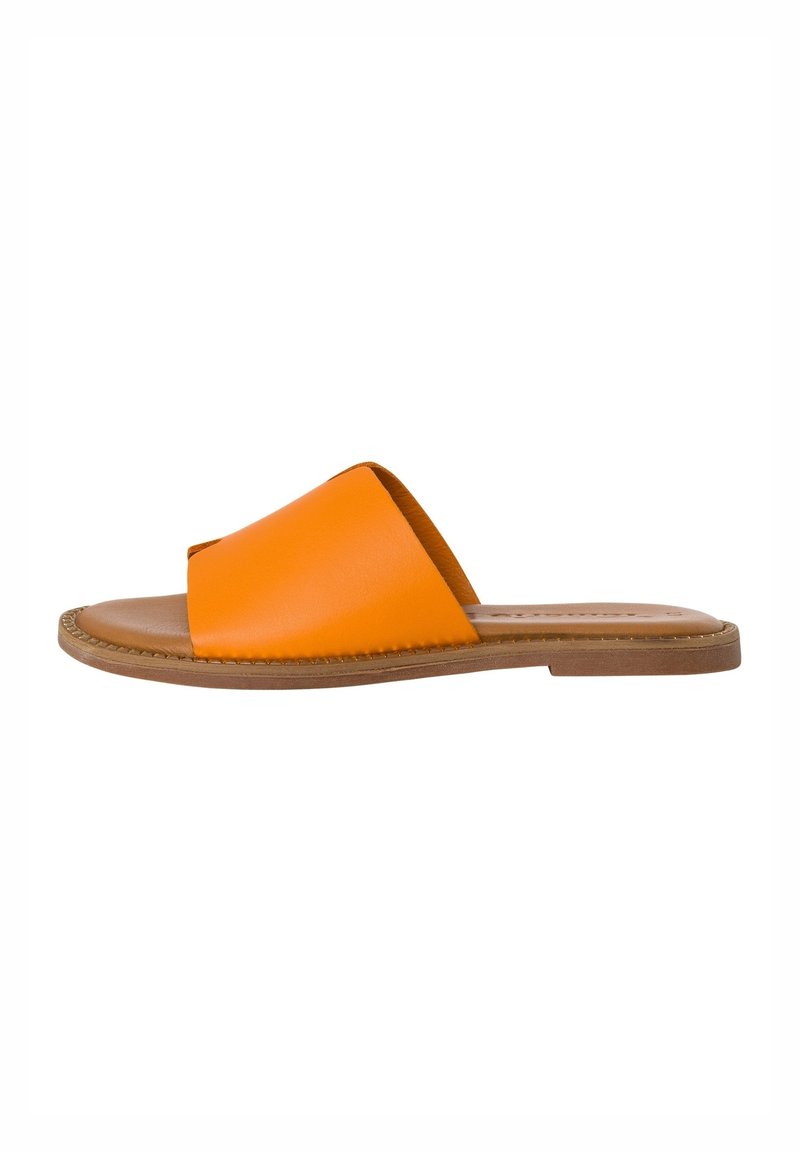 Orange läder slip-on sandal med en bred, öppen ovandel och en platt, tanfärgad sula. Har synlig sömnad längs kanterna.