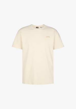 T-shirt à manches courtes de couleur crème avec un motif en nid d'abeille texturé et une petite impression dorée portant l'inscription "PETROLEUM INDUSTRIES" sur la poitrine.