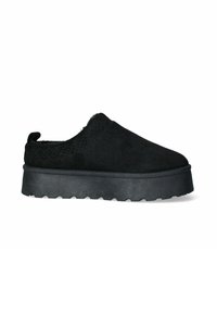 Scarpe slip-on in suede nero con una suola piattaforma spessa e texturizzata. Presentano un design trapuntato sui lati e una punta arrotondata.