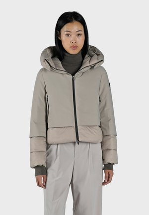 Chaqueta acolchada recortada bicolor en gris claro y beige con capucha, que cuenta con un cierre frontal y bolsillos laterales. Textura lisa y brillante.