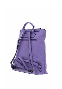 Sac à dos en cuir violet avec bretelles ajustables, poignée supérieure et deux compartiments zippés. Texture lisse et finitions en noir.