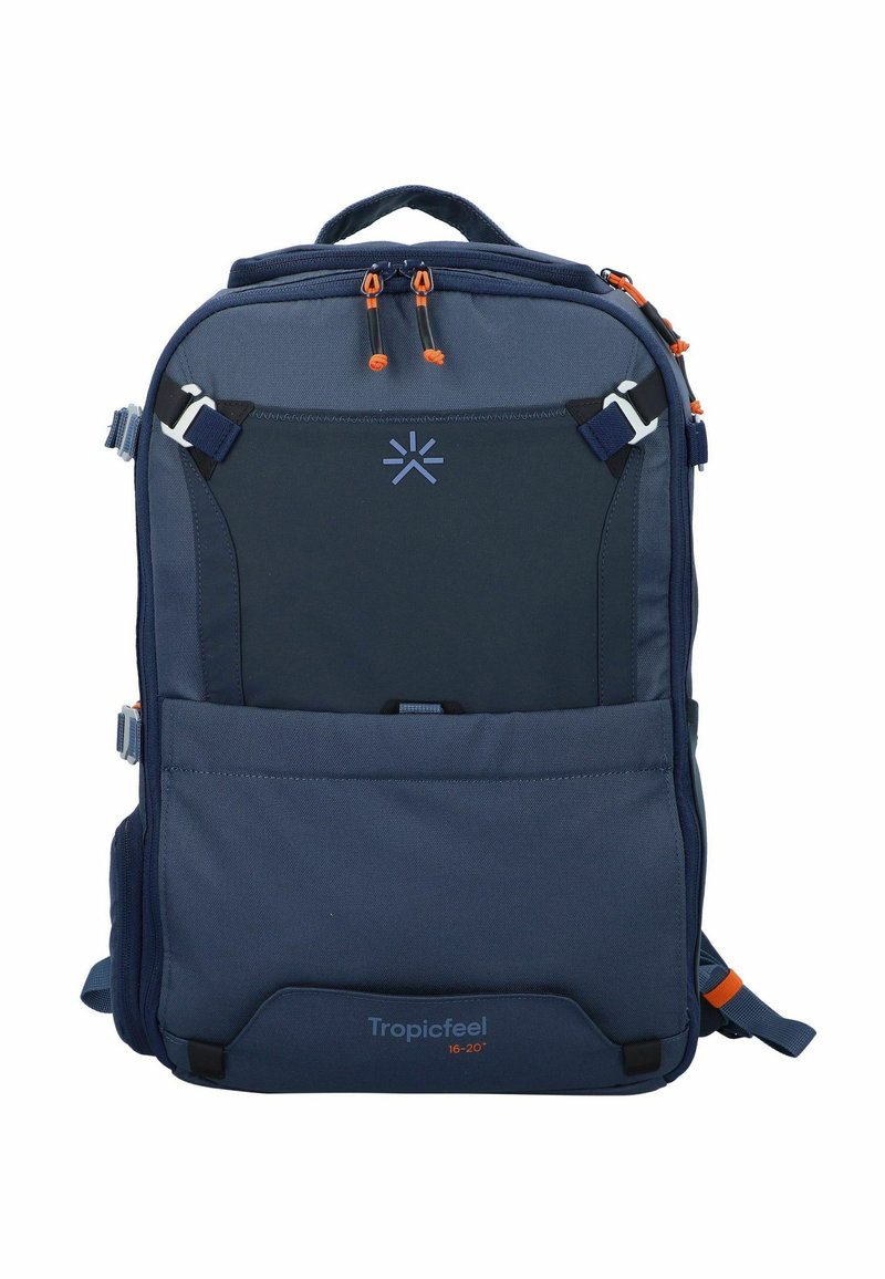 Zaino blu navy realizzato in tessuto resistente, con un logo frontale, tirazip arancioni, tasche laterali e spallacci regolabili.