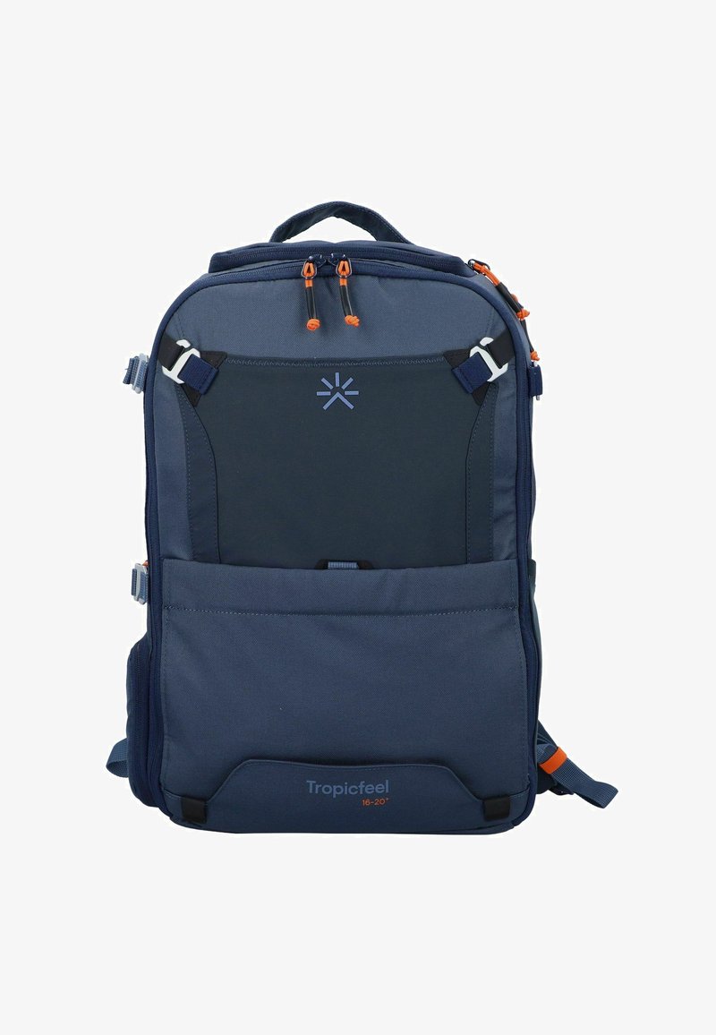 Zaino blu navy realizzato in tessuto resistente, con un logo frontale, tirazip arancioni, tasche laterali e spallacci regolabili.