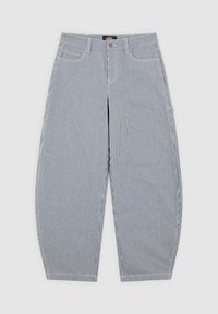 Pantalon ample rayé gris et blanc avec bouton devant, passants de ceinture et poches, présenté sur un fond uni.