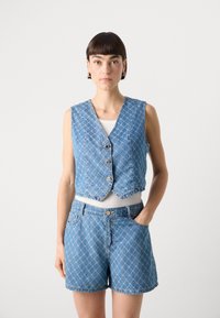 Denim prsluk u svijetloplavoj boji s dijamantnim uzorkom, s V-izrezom, bez rukava i tri metalna dugmeta. Uparen s odgovarajućim šortsevima.