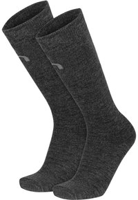 Grau gestrickte Socken mit einer weichen Textur, die eine Mittelhöhe bis zur Wade und ein dezentes Logo-Detail aufweisen. Verstärkte Zehen für Langlebigkeit.