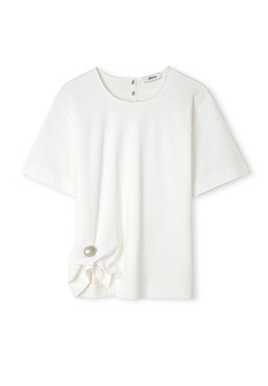 Witte blouse met korte mouwen en ronde hals, met geplooide details aan de zoom die aan de voorkant aan de linkerkant worden bevestigd met een grote zilveren knoop.