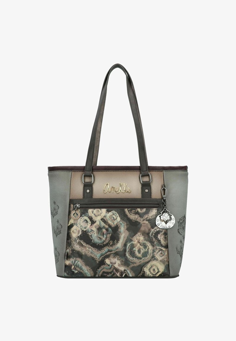 Sac fourre-tout synthétique gris avec des poignées gris foncé, motif floral à l'avant et un charme en argent. Comprend des accents beiges et une poche zippée.