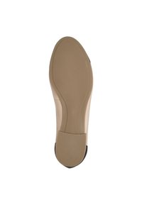 Suola beige con superficie testurizzata, design a punta arrotondata, tacco leggero e accento nero nella punta. Taglia contrassegnata come 37.