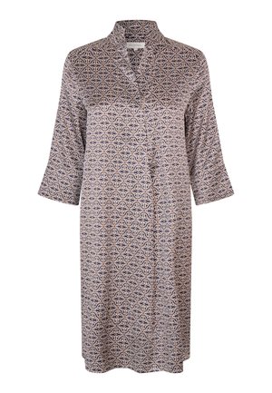 Kleita ar apkakli no viegla auduma, ar ģeometrisku rakstu brūnā un krēmkrāsā. Trīs ceturtdaļu piedurknes un vaļējs piegriezums.