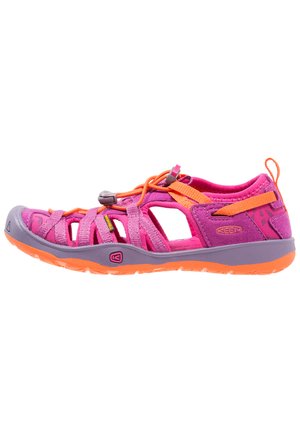 Las sandalias de punta abierta en color rosa cuentan con una parte superior sintética con acentos grises, cordón elástico ajustable y detalles naranjas en la suela y las correas.