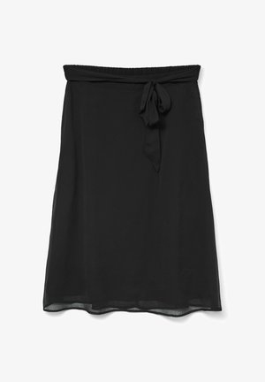 Jupe noire avec une ceinture à la taille, fabriquée dans un matériau léger. Présente une texture douce et un design fluide, se terminant juste au-dessus du genou.