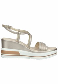 Sandale compensée beige métallique avec trois brides plissées, bride de cheville réglable et semelle plate blanche avec une ligne d'accent horizontale.