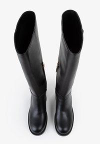 Stivali neri in pelle al ginocchio con finitura liscia, dotati di una cerniera laterale e design a punta tonda.