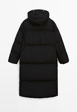 Cappotto lungo nero imbottito con cappuccio, caratterizzato da un design trapuntato e cuciture orizzontali. Texture liscia, vestibilità ampia e chiusure a pressione.