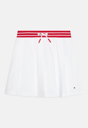 Falda blanca con plisados y una cinturilla a rayas rojas y blancas, con cordón y un pequeño logotipo en la esquina inferior derecha.