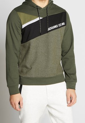 Felpa verde oliva con cappuccio, caratterizzata da un design a blocchi di colore in nero, grigio e verde scuro, e logo bianco. Tessuto testurizzato e cordini.