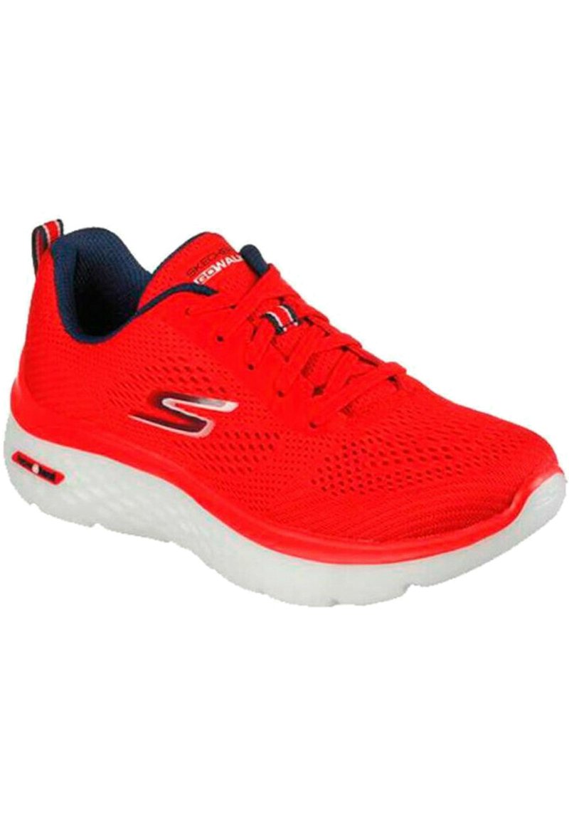 Zapatilla deportiva roja con parte superior de malla, suela blanca y superficie texturizada. Cuenta con cordones y un cuello en contraste de color azul marino.