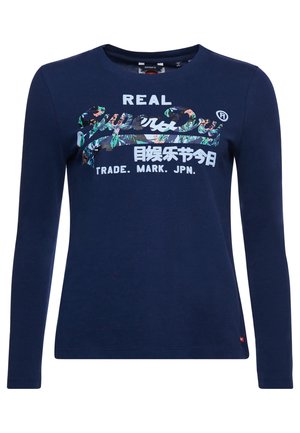 Granatowa koszula z długim rękawem z okrągłym dekoltem, z kolorowym kwiatowym wzorem i białym napisem „REAL Superdry TRADE. MARK. JPN.” z przodu.
