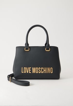 Sac à main noir avec doubles anses et bandoulière amovible, avec lettrage doré "LOVE MOSCHINO" sur le devant.