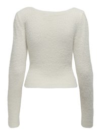 Pull blanc texturé avec une silhouette ajustée, des manches longues et un encolure dégagée. Fabriqué à partir d'un matériau doux et duveteux.