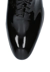 Czarne lakierowane buty wizytowe z eleganckim, błyszczącym wykończeniem, sznurowanym designem i spiczastym noskiem.